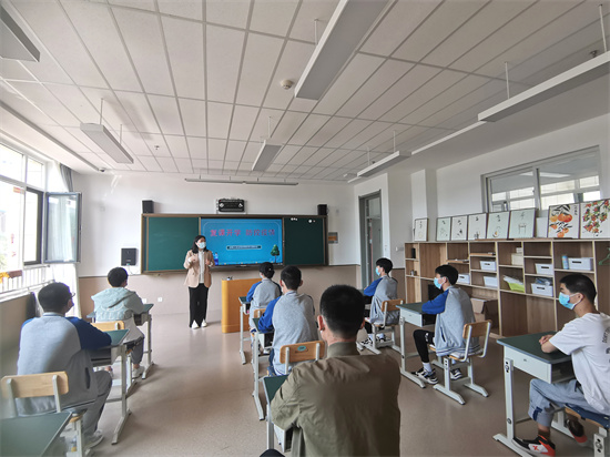 開(kāi)展復(fù)課開(kāi)學(xué)、防控疫情主題班會(huì).jpg