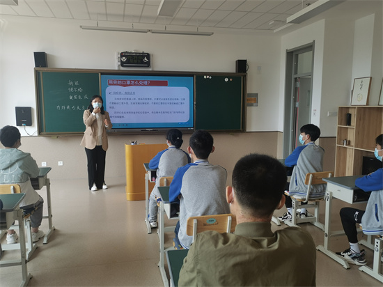 告訴學(xué)生用完口罩丟到專(zhuān)門(mén)的垃圾袋中.jpg