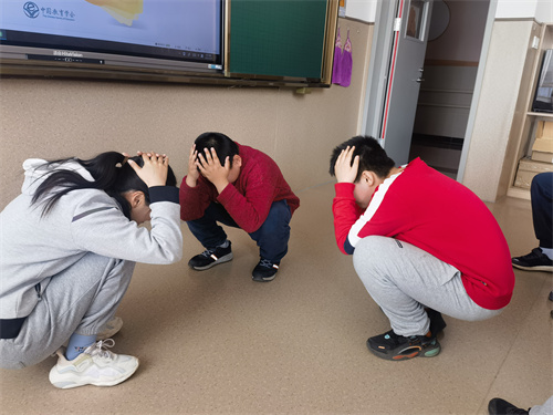 學(xué)習(xí)正確避震姿勢(shì).jpg